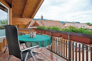 Outdoor dining - Studio Apartment 'Landhaus Exklusive Appartement' with Shared Garden, Balcony and Wi-Fi (Wiederhofen)