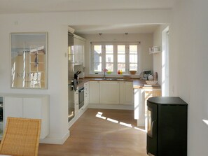 Kjøleskap, mikrobølgeovn, ovn og oppvaskmaskin