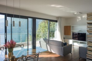 TV - VIlla Olivo - MyHomeinComo (Blevio)