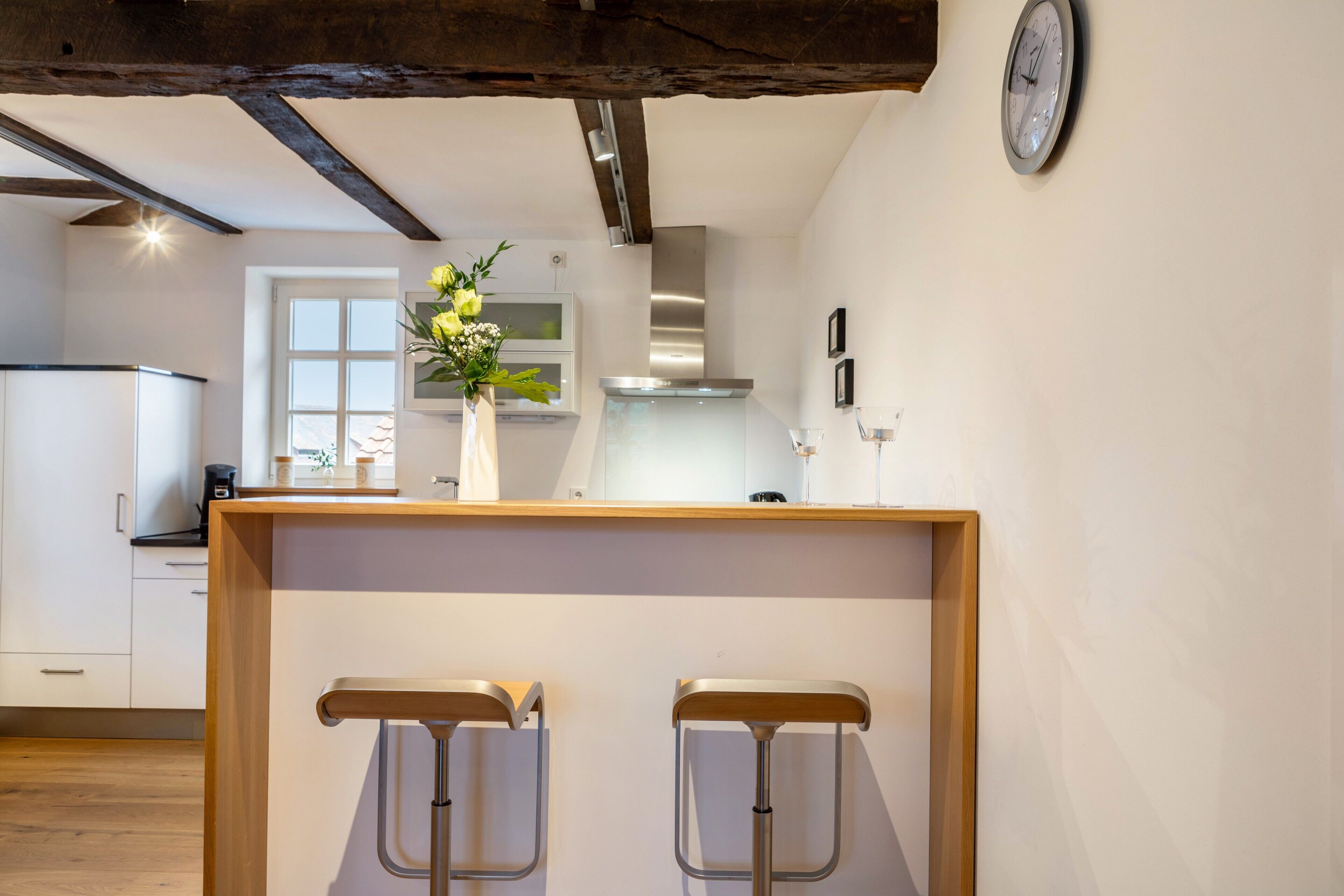 Een koelkast, een oven, een kookplaat, een vaatwasser