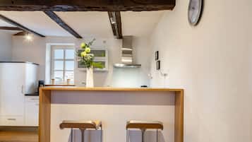 Een koelkast, een oven, een kookplaat, een vaatwasser