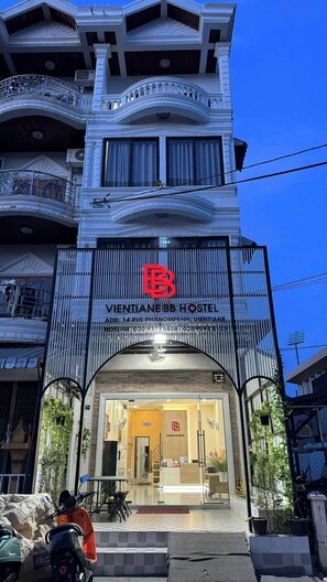 Front of property - evening/night - Vientiane BB Hotel (Vientiane)