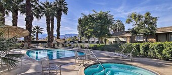 Upscale mid-century on the green. Private Hot Tub