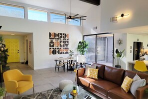 TV, stereo - Upscale mid-century on the green. Private Hot Tub (Palm Desert)