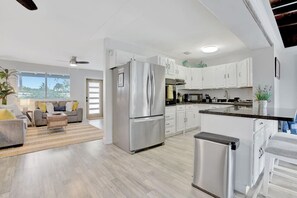 Køleskab, mikrobølgeovn, ovn, kogeplade