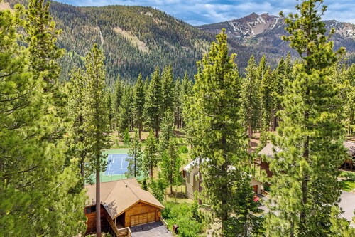 Close to Ski Slopes: Tahoe Ski Chalet w/ Fireplace