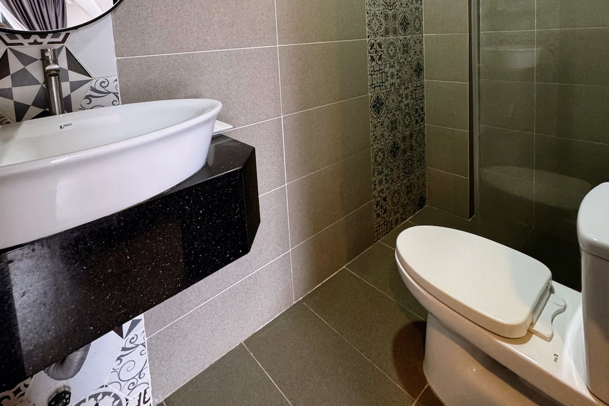 Standard Room, Non Smoking | Bathroom | Free toiletries, hair dryer, slippers, towels