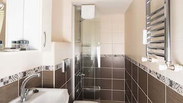 Habitació amb dos llits individuals bàsica | Roba de llit d'alta qualitat i espai de treball apte per a portàtils