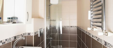 Ducha, secador de pelo, toallas, jabón