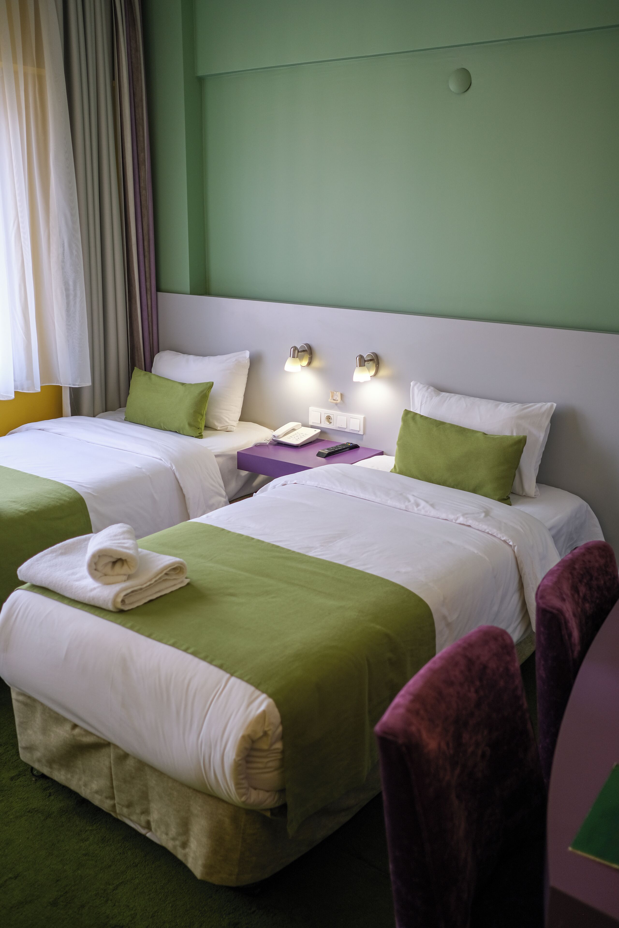 أغطية فراش متميزة ومساحة عمل للكمبيوتر المحمول وواي فاي مجانًا