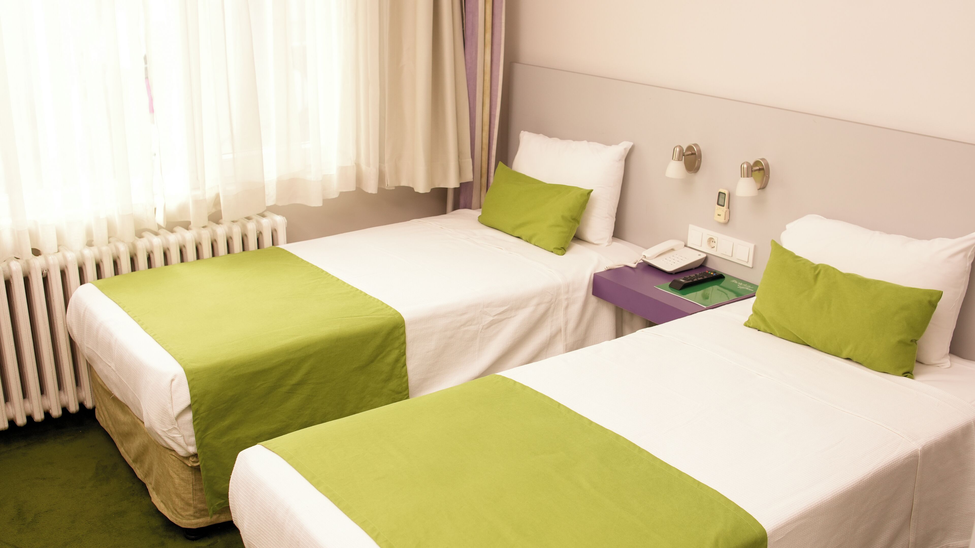 أغطية فراش متميزة ومساحة عمل للكمبيوتر المحمول وواي فاي مجانًا