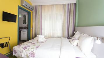 Habitació doble | Roba de llit d'alta qualitat i espai de treball apte per a portàtils