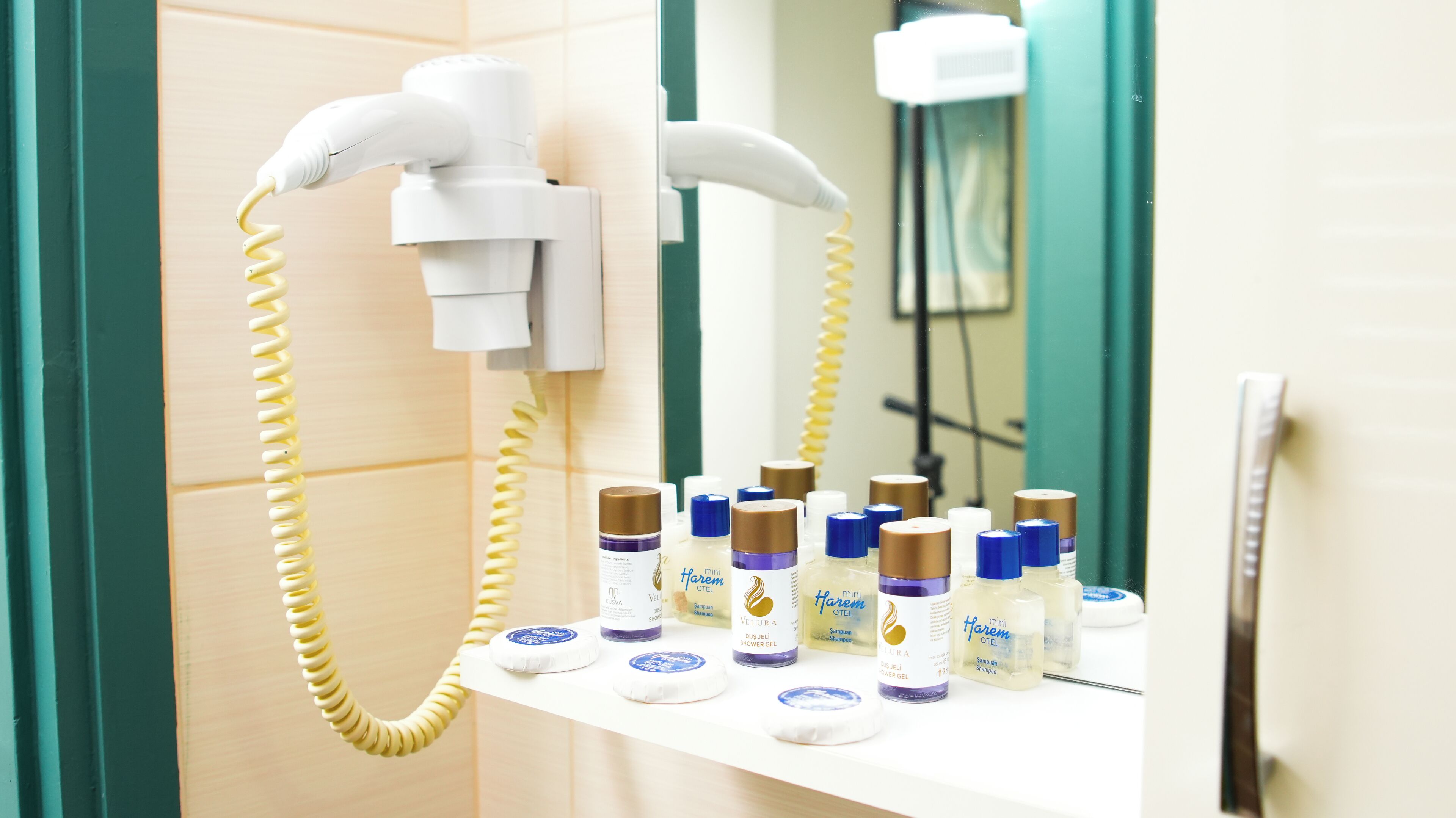 Seprai premium, ruang kerja ramah laptop, Wi-Fi gratis, dan seprai linen