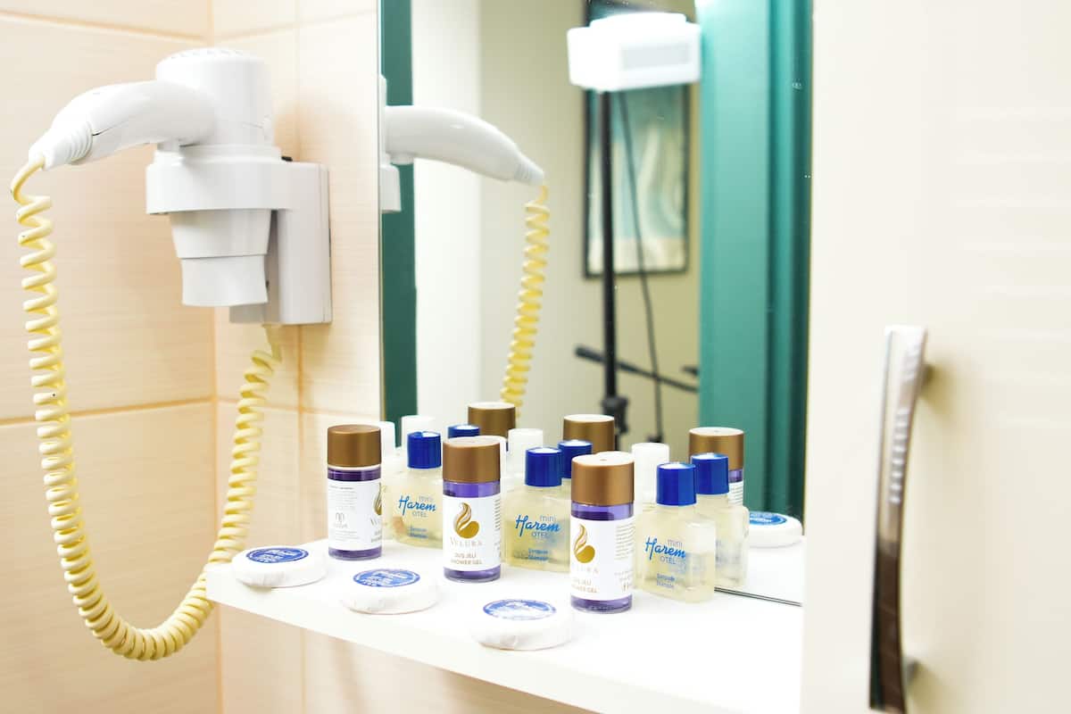 Seprai premium, ruang kerja ramah laptop, Wi-Fi gratis, dan seprai linen