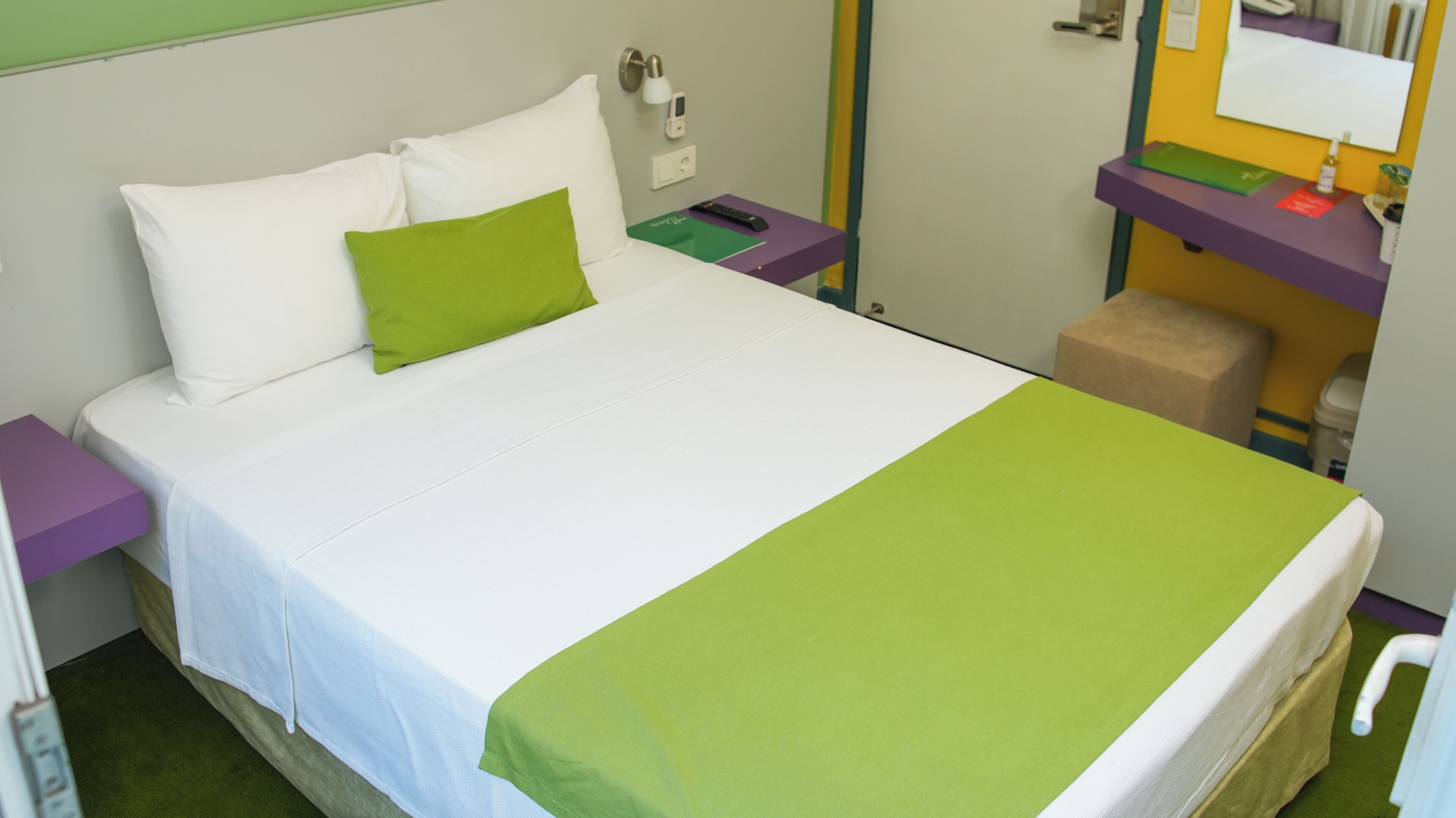 Kamar Double | Seprai premium, ruang kerja ramah laptop, Wi-Fi gratis, dan seprai linen