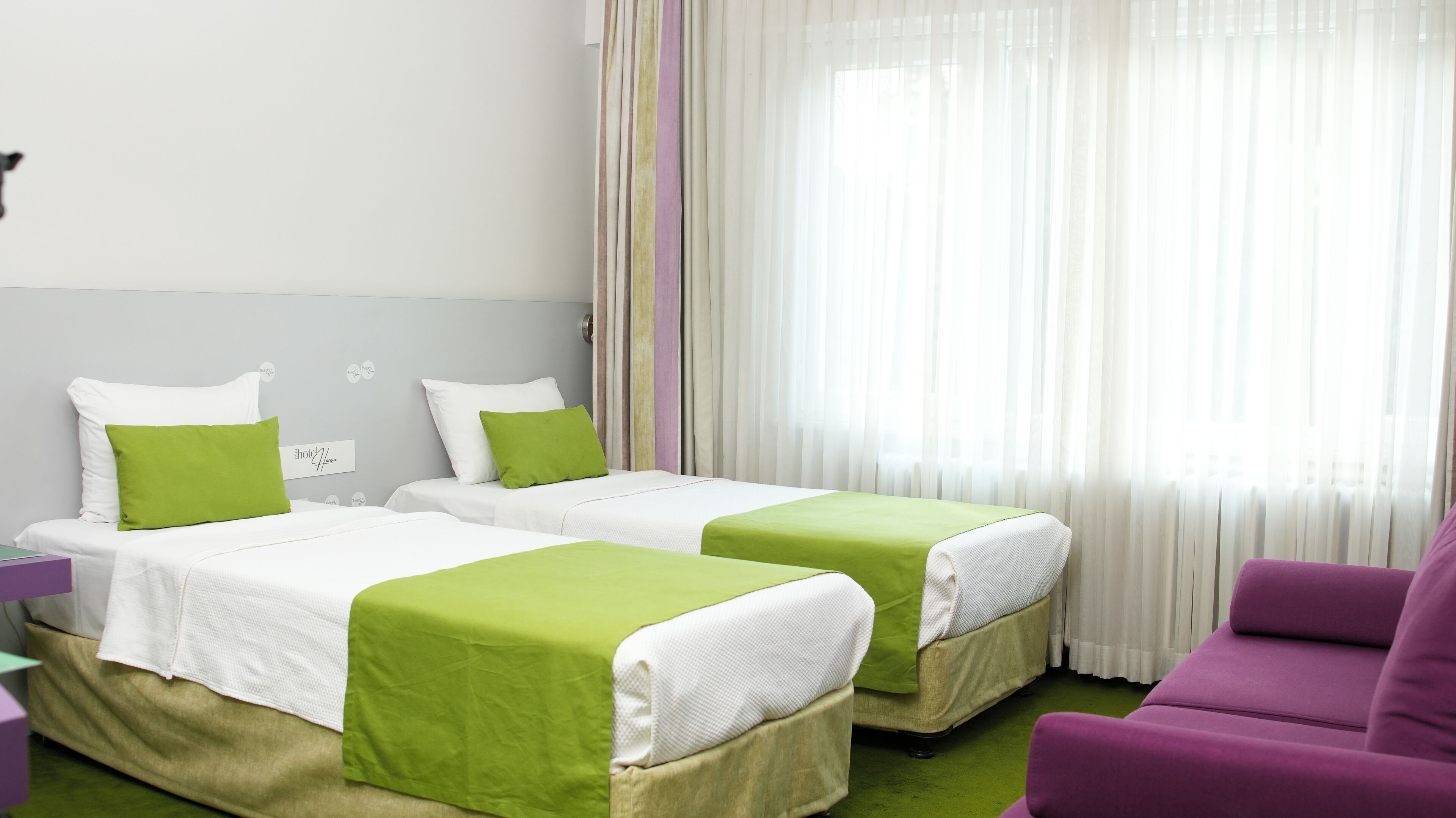 Ropa de cama de alta calidad y espacio para trabajar con laptop 