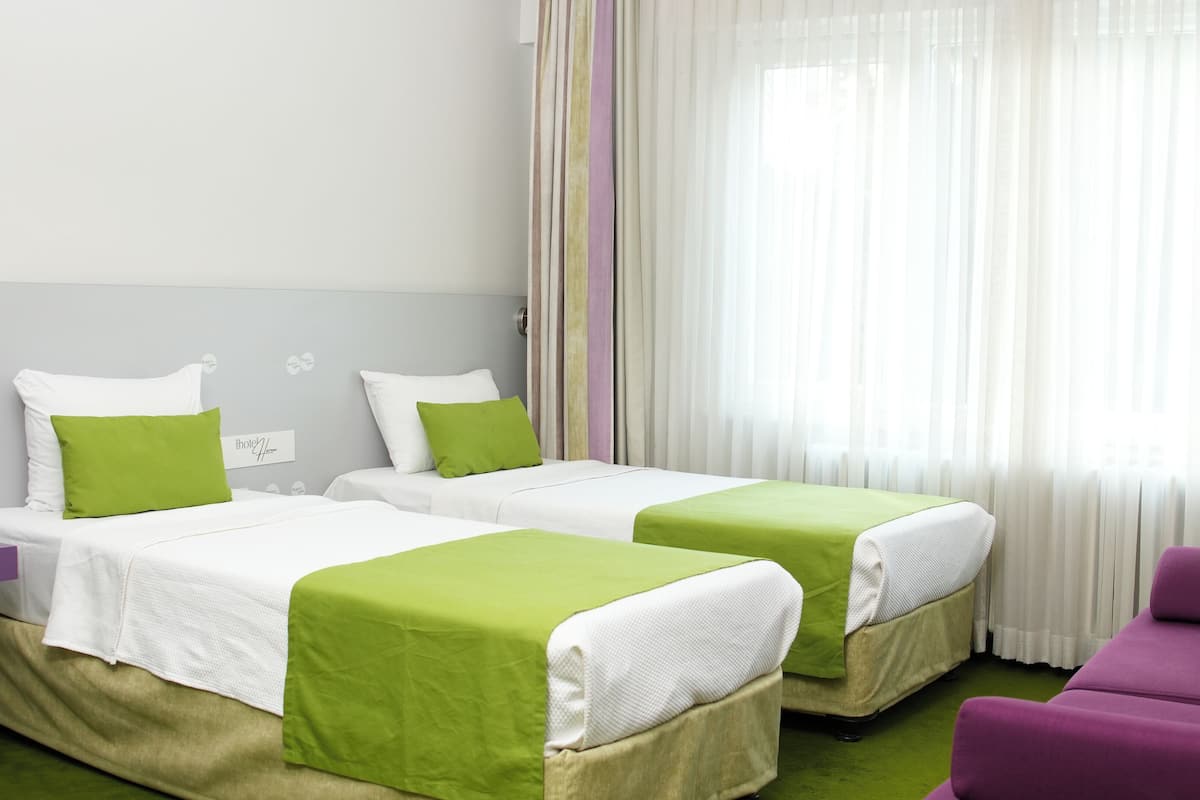 Kamar Triple | Seprai premium, ruang kerja ramah laptop, Wi-Fi gratis, dan seprai linen