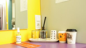 Sengetøy av topp kvalitet, skrivebord for bærbar PC og wi-fi (inkludert)