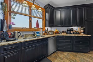 Hus - flere senge - boblebad - bjergudsigt (1st in Sugar) | Privat køkken | Kaffe-/temaskine