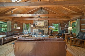 Hytte, flere senger, spabadekar, fjellutsikt (Natures Call) | Oppholdsområde | Peis