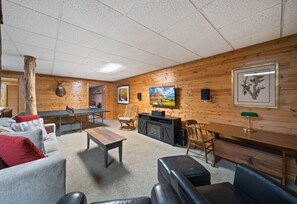 كابينة - عدة أسرّة - بمغطس ساخن - منظر للجبل (Natures Call) | منطقة المعيشة | مدفأة