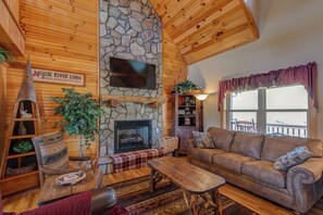 Hytte, flere senger, spabadekar, fjellutsikt (New River Ramble) | Oppholdsområde | Peis