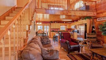 Cabin, nhiều giường, bồn tắm nước nóng, quang cảnh núi (New River Ramble) | Khu phòng khách | Lò sưởi