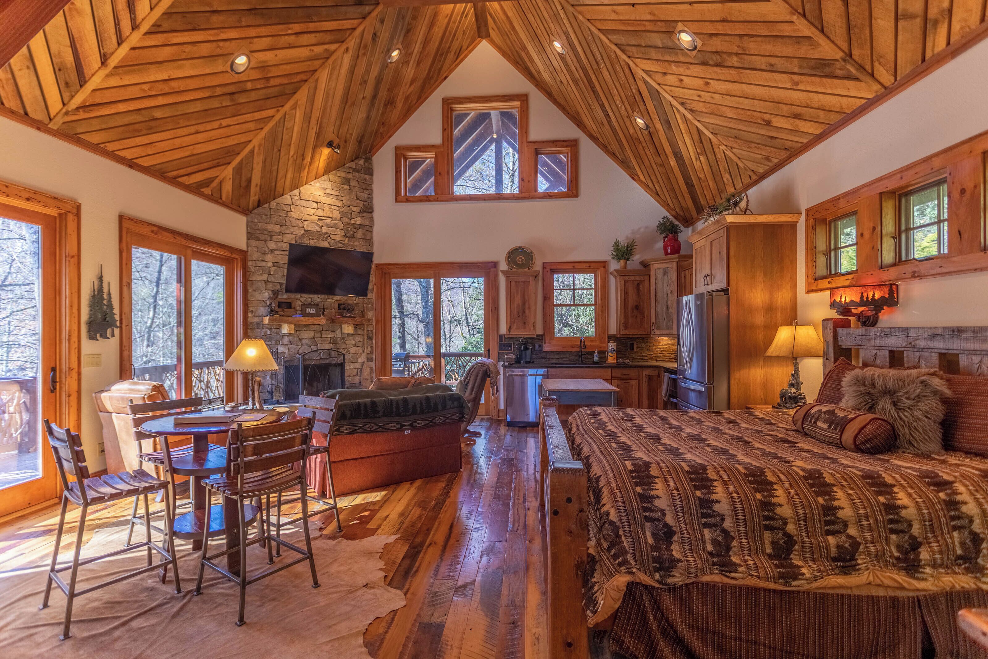 Cabin, nhiều giường, sân hiên, quang cảnh núi (River Sound Cabin at Eagles Nest) | Nội thất