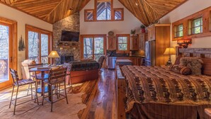 Huisje, meerdere bedden, patio, uitzicht op bergen (River Sound Cabin at Eagles Nest) | Interieur