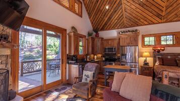 Cabin, Multiple Beds, Patio, Mountain View (River Sound Cabin at Eagles Nest) | Interior