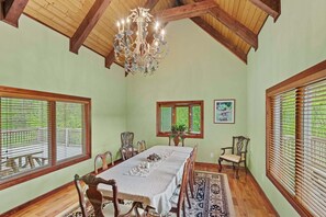 Talo, useita sänkyjä, patio, vuoristonäköala (Stoneledge Manor) | Ruokailu