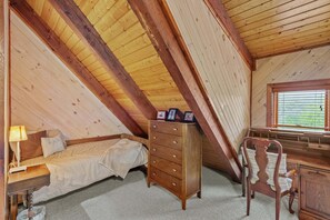 ハウス ベッド (複数台) パティオ マウンテンビュー (Stoneledge Manor) | 4 室のベッドルーム、客室ごとに異なる装飾、客室ごとに異なるインテリア、ベッドシーツ