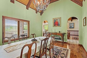 單棟房屋, 多張床, 露台, 山景 (Stoneledge Manor) | 用餐區