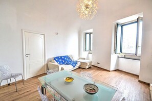TV - Appartamento Enos: A graceful apartment in a quiet position, situated at a short distance from the Cathedral of Amalfi, with Free WI-FI. (Amalfi)