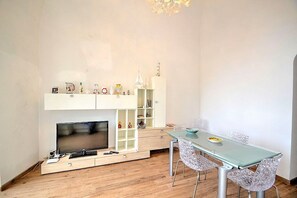 Dining - Appartamento Enos: A graceful apartment in a quiet position, situated at a short distance from the Cathedral of Amalfi, with Free WI-FI. (Amalfi)