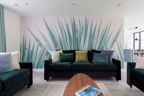 TV, stereo, offices - Coastal Retreat for 10 with Hot Tub (West Wittering)