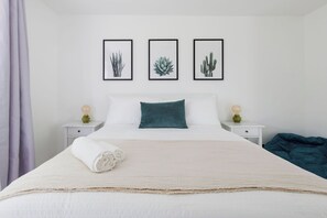 5 slaapkamers, een strijkplank/strijkijzer, reisbedje, wifi