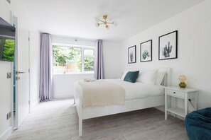 5 bedrooms, iron/ironing board, travel cot, WiFi - Coastal Retreat for 10 with Hot Tub (West Wittering)