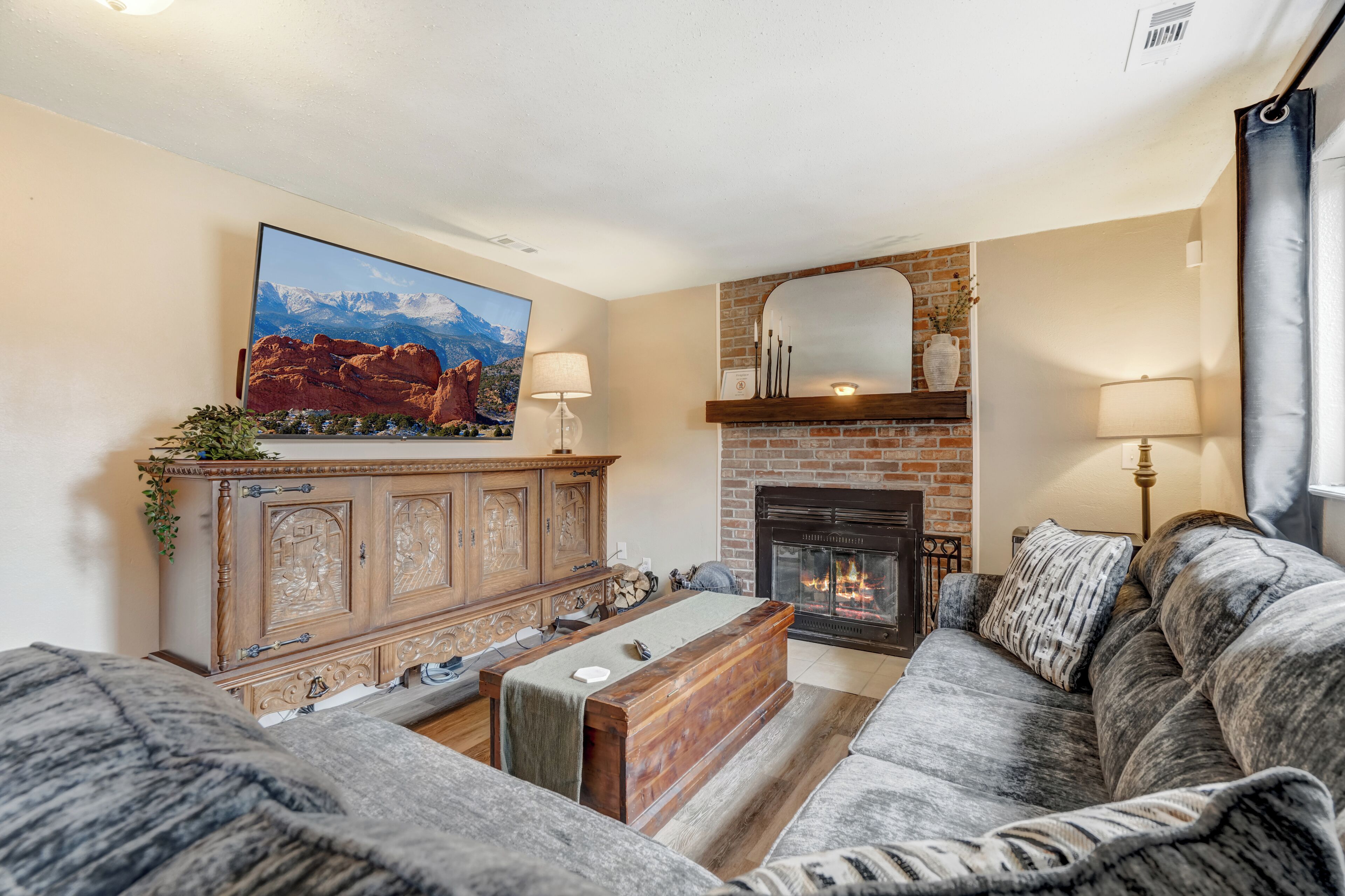 House, Mountain View | Living area | 65-inch TV with cable channels