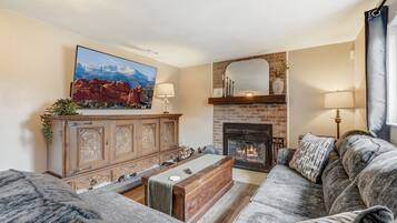 House, Mountain View | Living area | 65-inch TV with cable channels