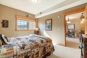 2 chambres, bureau, fer et planche à repasser, accès au Wi-Fi (inclus)