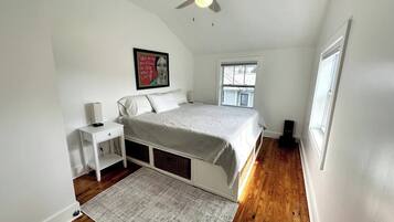 Travel crib, WiFi, bed sheets