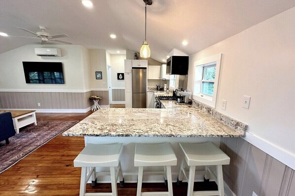 Microondas, horno, placa de cocina, lavavajillas