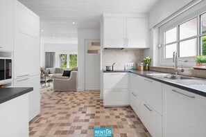 Fridge, microwave, oven, stovetop - Villa Sandsfoot – fisherman's cottage in Koksijde (Koksijde)