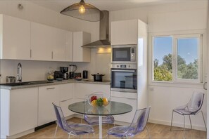 Frigorífic, microones, forn i placa de cuina 