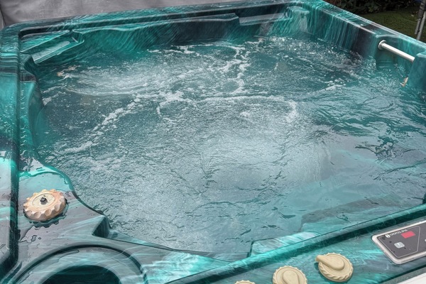 Bañera de hidromasaje al aire libre