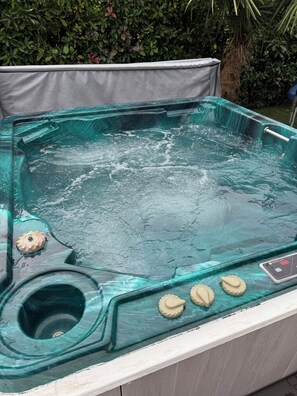 Outdoor spa tub - Villa at the gateway to Aveyron with pool and spa (Albias)