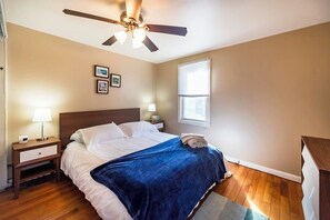 2 bedrooms, iron/ironing board, WiFi, bed sheets - Cozy 2BR Loft, Stroll to Downtown A2 (Ann Arbor)
