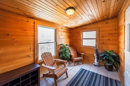 Cozy 2BR Loft, Stroll to Downtown A2