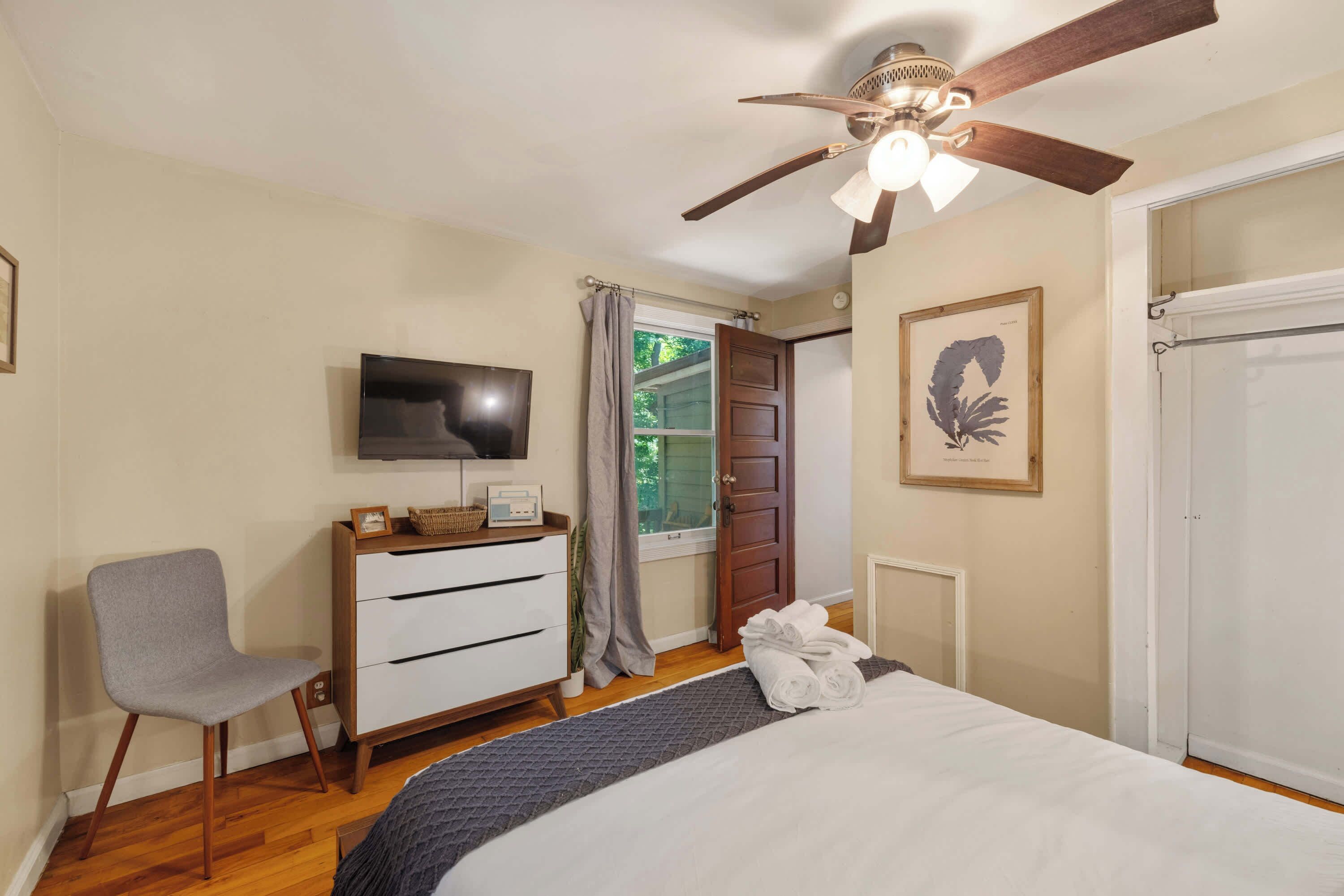 4 bedrooms, desk, iron/ironing board, WiFi